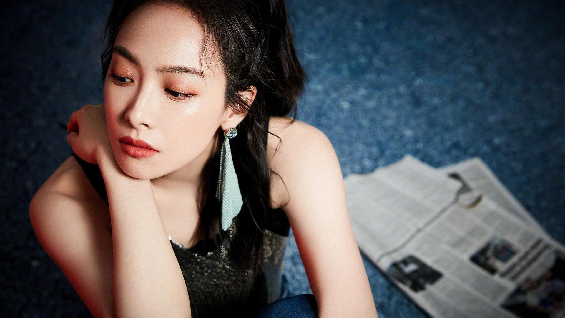 印度乒乓球队在男团比赛中与中国队激战,表现出色。,印度乒乓美女