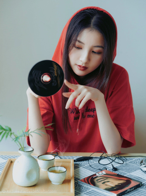 开云·体育官网-奥格斯堡主场1-0战胜沃尔夫斯堡，保级关键三分，奥格斯堡主客场球衣